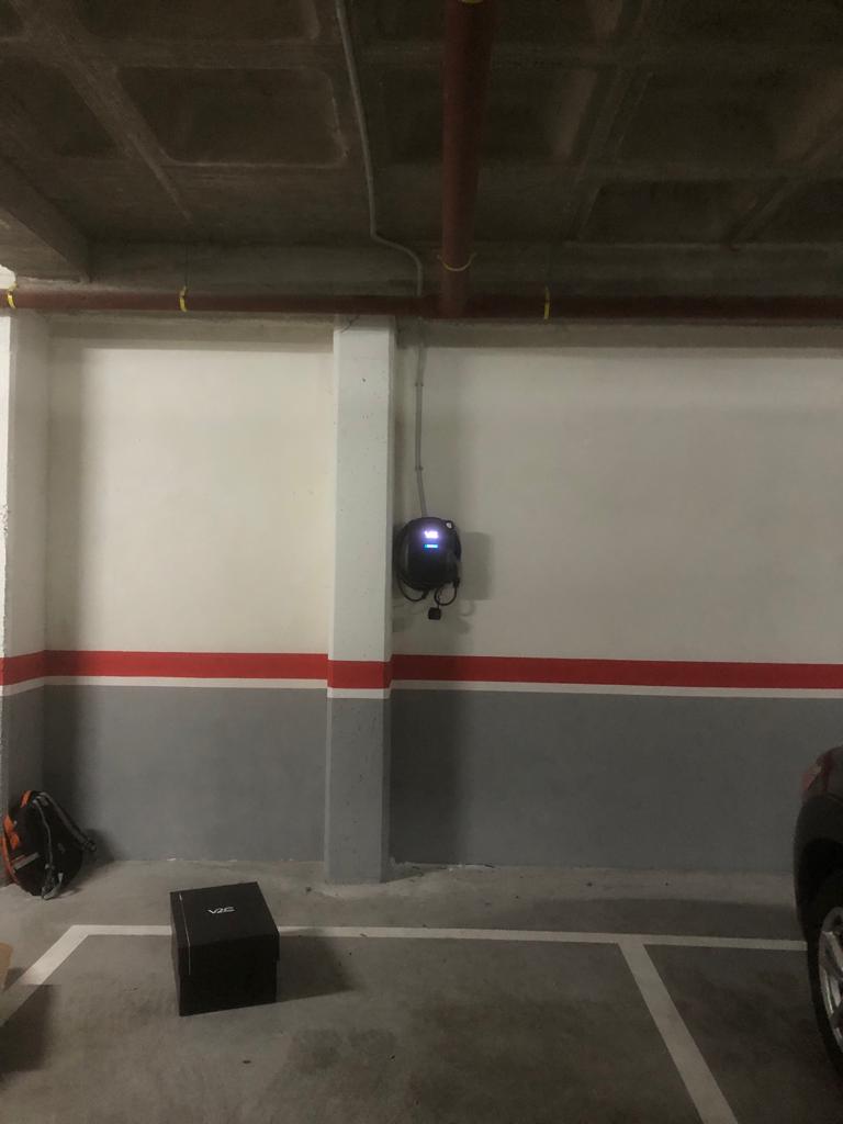 instalar-cargador-coche-electrico-en-garaje-comunitario-en-madrid-cargador-pared-parking