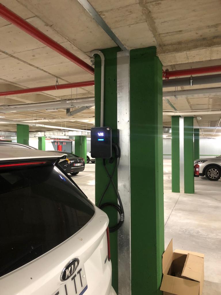 instalar-cargador-coche-electrico-en-garaje-comunitario-en-madrid-coche-cargando-parking